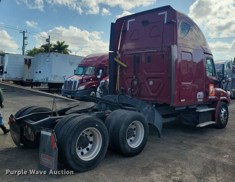 image for item MO9679 2015 Freightliner Cascadia 113  semi truck