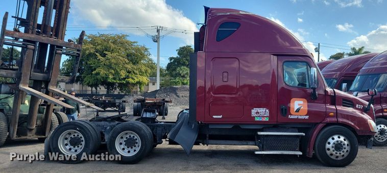 image for item MO9679 2015 Freightliner Cascadia 113  semi truck