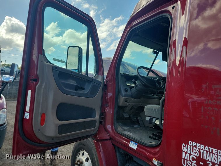 image for item MO9679 2015 Freightliner Cascadia 113  semi truck