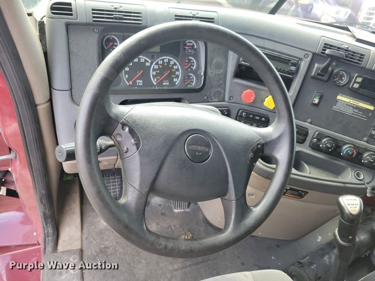 image for item MO9679 2015 Freightliner Cascadia 113  semi truck