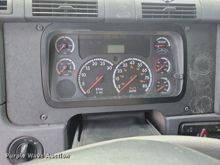 image for item MO9679 2015 Freightliner Cascadia 113  semi truck