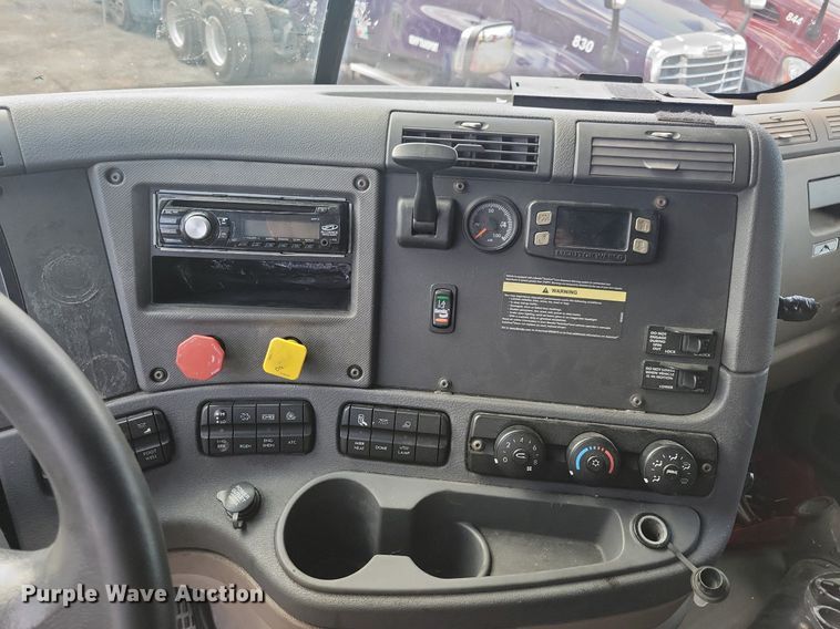 image for item MO9679 2015 Freightliner Cascadia 113  semi truck