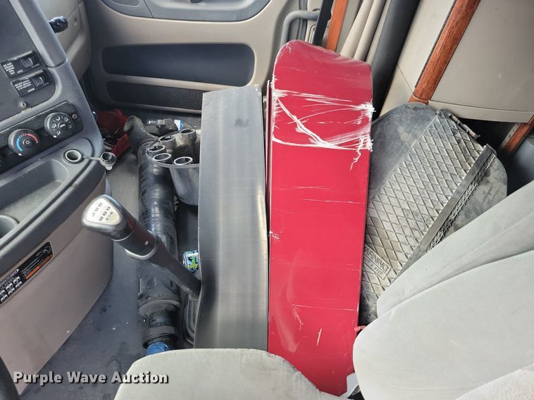 image for item MO9679 2015 Freightliner Cascadia 113  semi truck