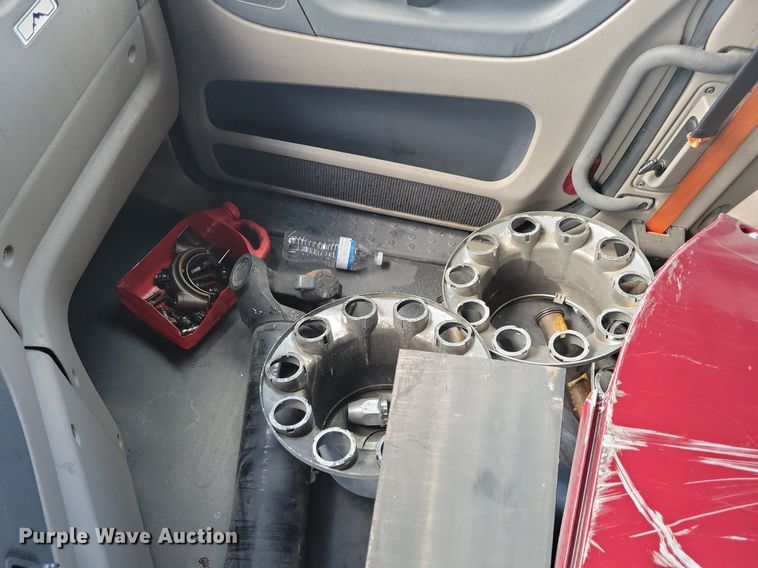 image for item MO9679 2015 Freightliner Cascadia 113  semi truck