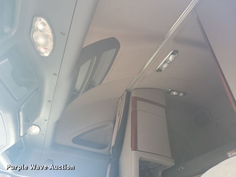 image for item MO9679 2015 Freightliner Cascadia 113  semi truck