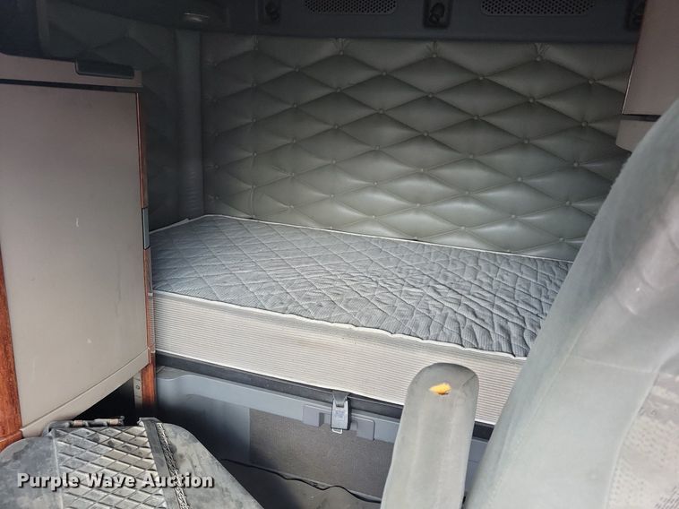 image for item MO9679 2015 Freightliner Cascadia 113  semi truck