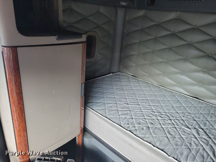 image for item MO9679 2015 Freightliner Cascadia 113  semi truck