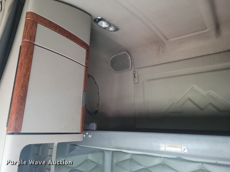 image for item MO9679 2015 Freightliner Cascadia 113  semi truck