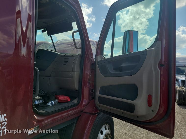 image for item MO9679 2015 Freightliner Cascadia 113  semi truck