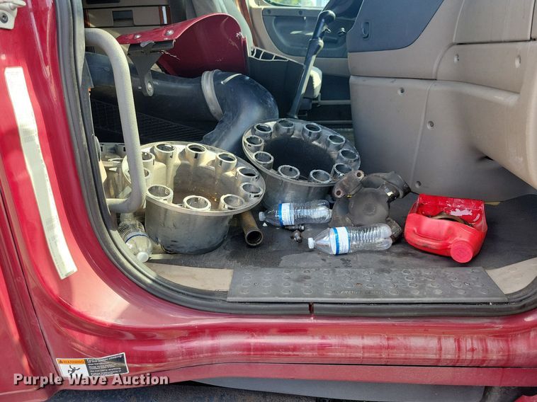 image for item MO9679 2015 Freightliner Cascadia 113  semi truck