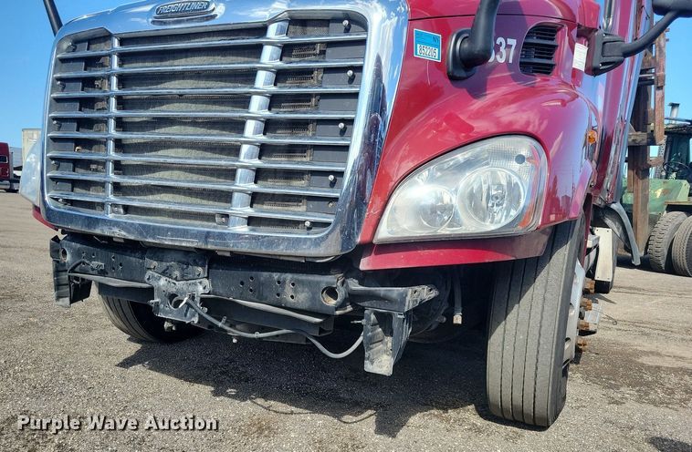 image for item MO9679 2015 Freightliner Cascadia 113  semi truck