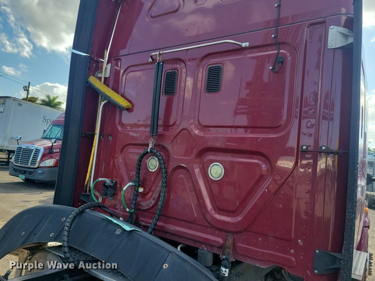 image for item MO9679 2015 Freightliner Cascadia 113  semi truck