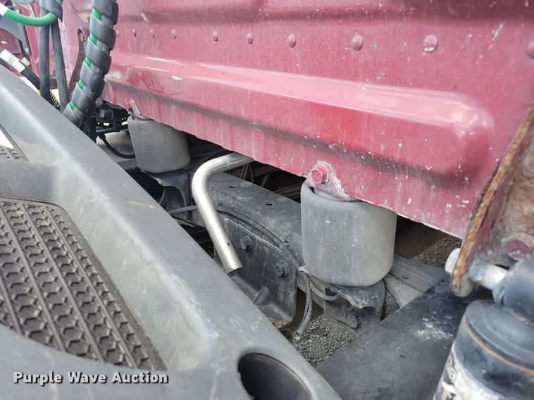 image for item MO9679 2015 Freightliner Cascadia 113  semi truck