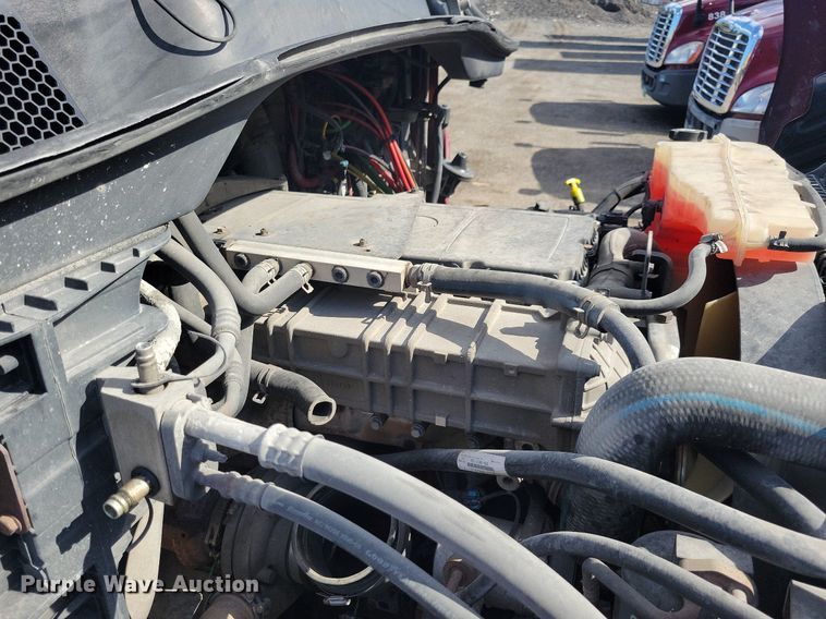 image for item MO9679 2015 Freightliner Cascadia 113  semi truck