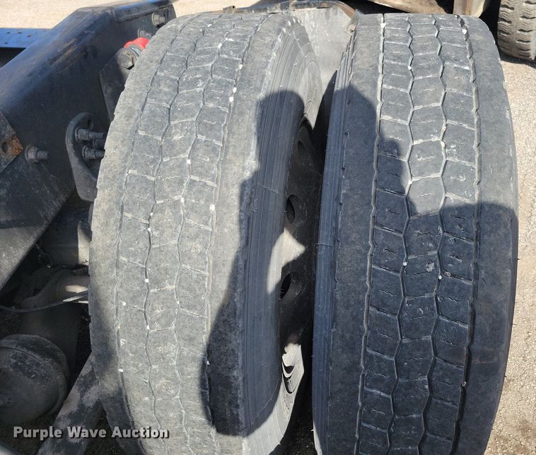 image for item MO9679 2015 Freightliner Cascadia 113  semi truck