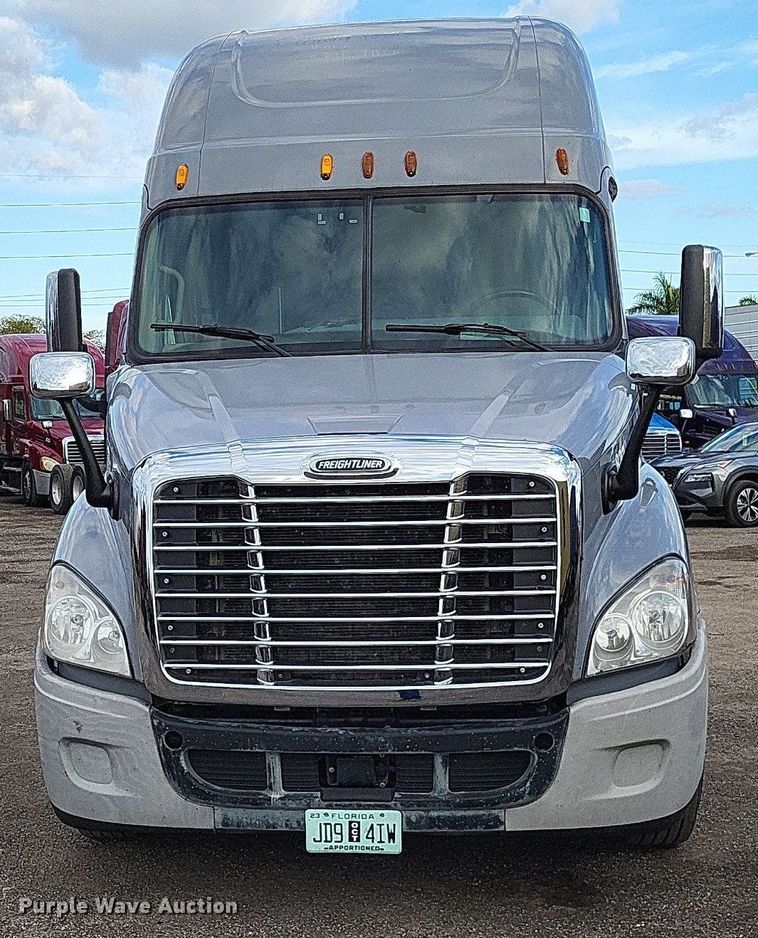 image for item MO9680 2015 Freightliner Cascadia 113  semi truck