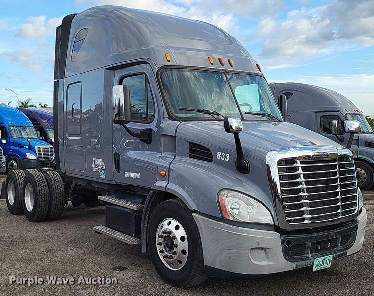 image for item MO9680 2015 Freightliner Cascadia 113  semi truck