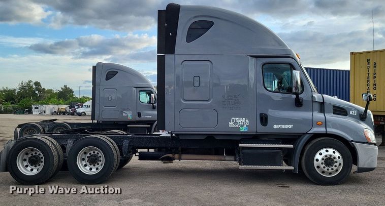 image for item MO9680 2015 Freightliner Cascadia 113  semi truck