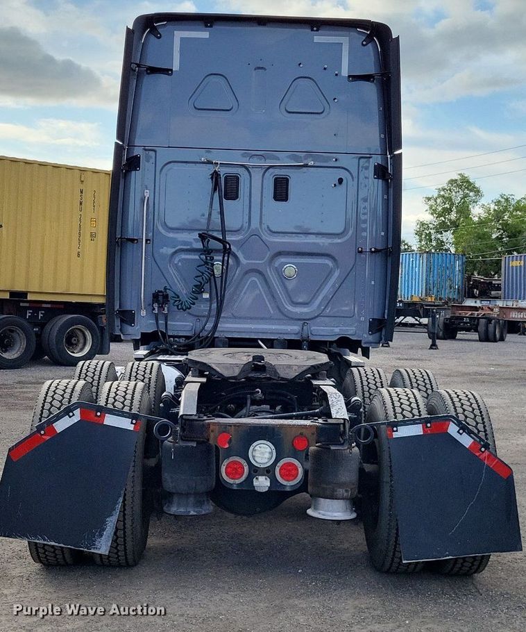 image for item MO9680 2015 Freightliner Cascadia 113  semi truck