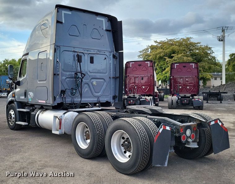 image for item MO9680 2015 Freightliner Cascadia 113  semi truck