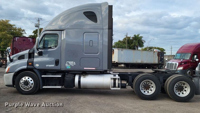 image for item MO9680 2015 Freightliner Cascadia 113  semi truck