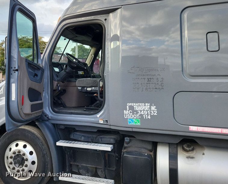 image for item MO9680 2015 Freightliner Cascadia 113  semi truck