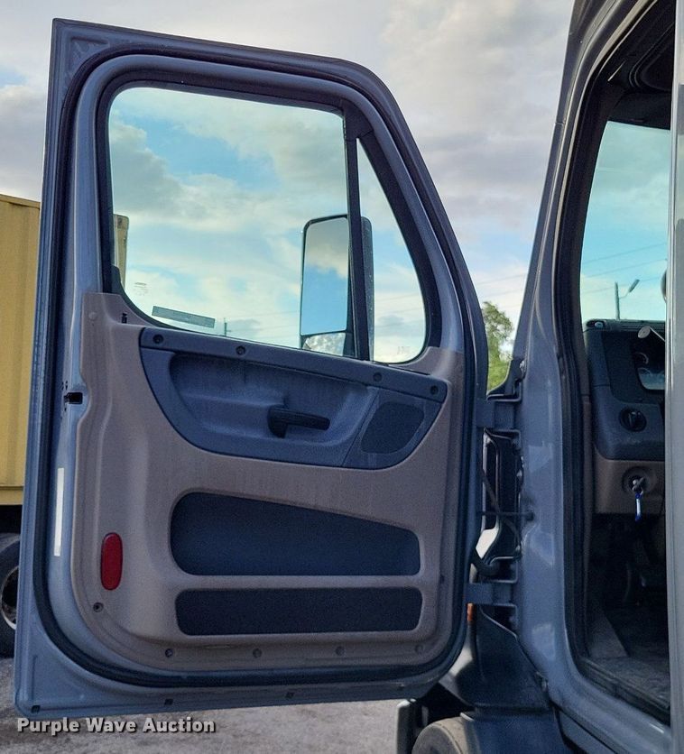 image for item MO9680 2015 Freightliner Cascadia 113  semi truck