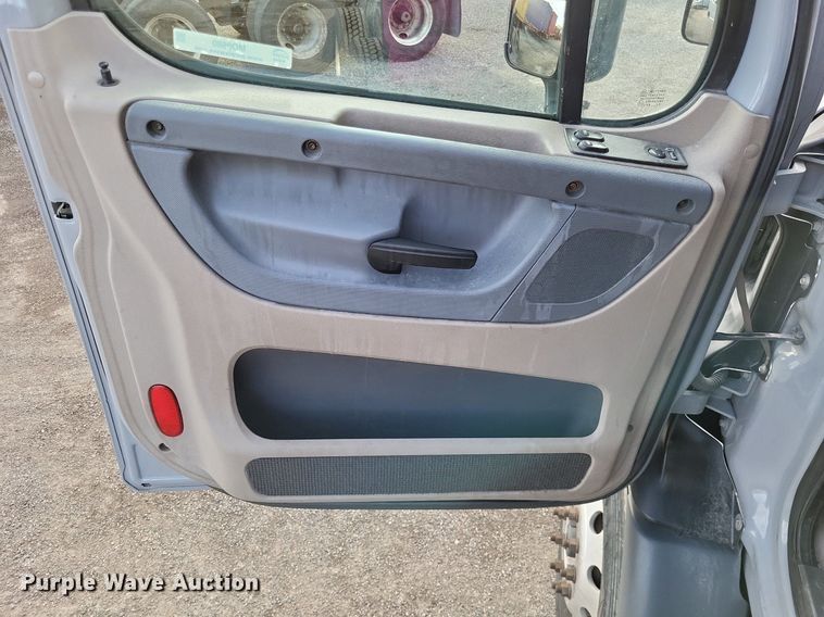 image for item MO9680 2015 Freightliner Cascadia 113  semi truck