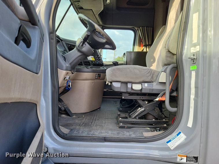 image for item MO9680 2015 Freightliner Cascadia 113  semi truck