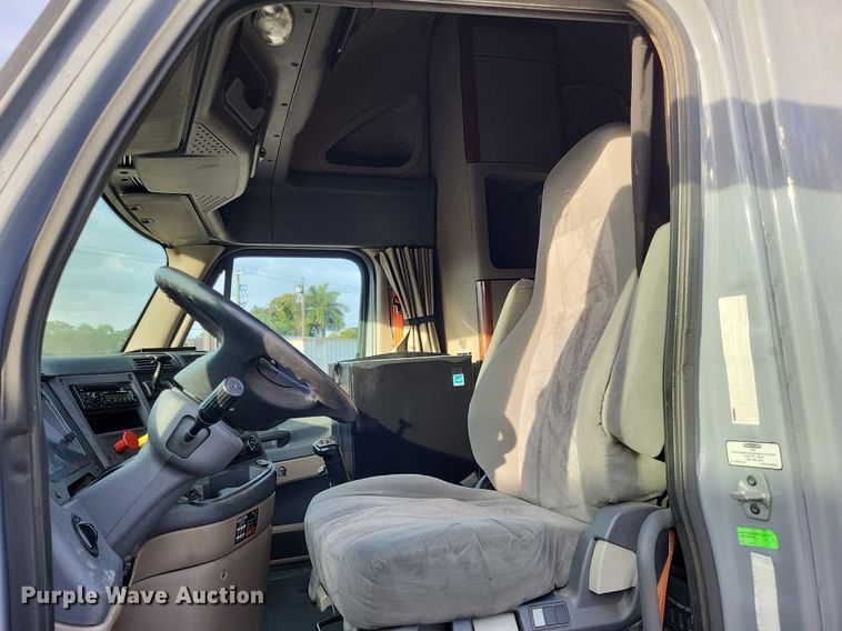 image for item MO9680 2015 Freightliner Cascadia 113  semi truck