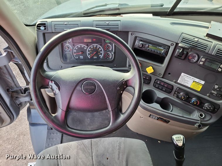 image for item MO9680 2015 Freightliner Cascadia 113  semi truck