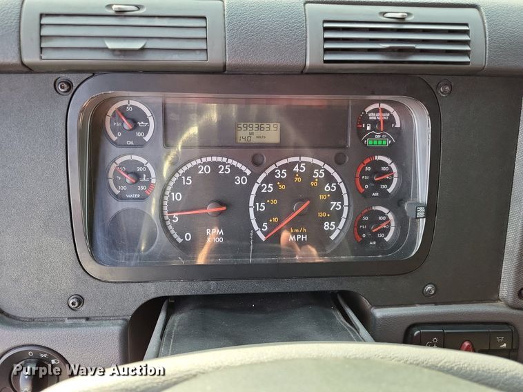 image for item MO9680 2015 Freightliner Cascadia 113  semi truck