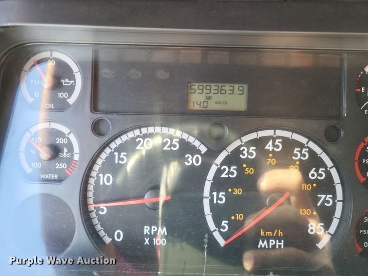 image for item MO9680 2015 Freightliner Cascadia 113  semi truck