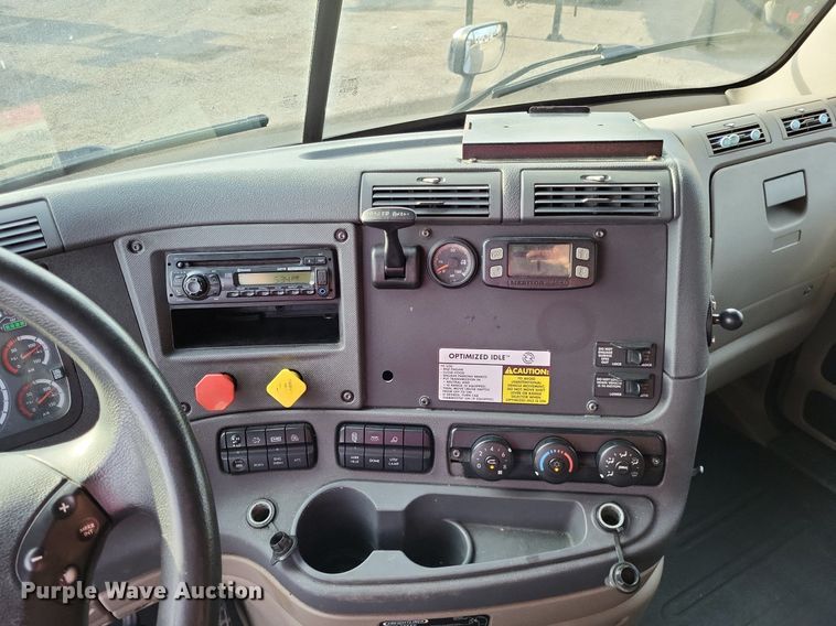 image for item MO9680 2015 Freightliner Cascadia 113  semi truck