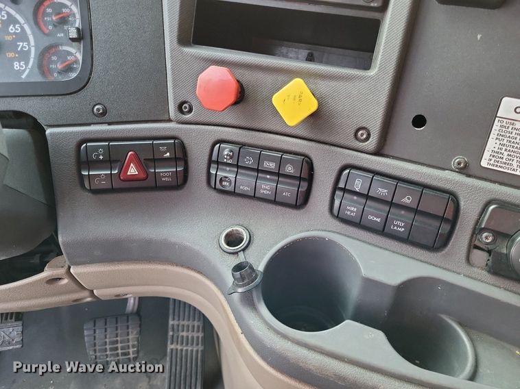 image for item MO9680 2015 Freightliner Cascadia 113  semi truck