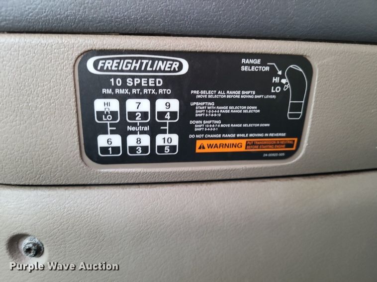 image for item MO9680 2015 Freightliner Cascadia 113  semi truck