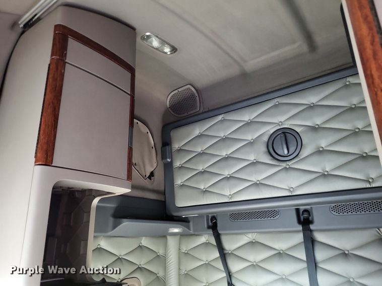 image for item MO9680 2015 Freightliner Cascadia 113  semi truck