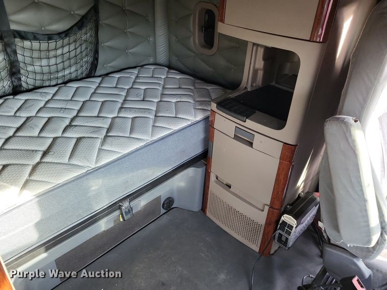 image for item MO9680 2015 Freightliner Cascadia 113  semi truck