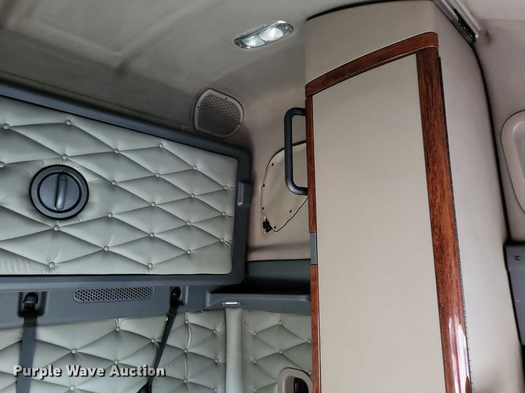 image for item MO9680 2015 Freightliner Cascadia 113  semi truck