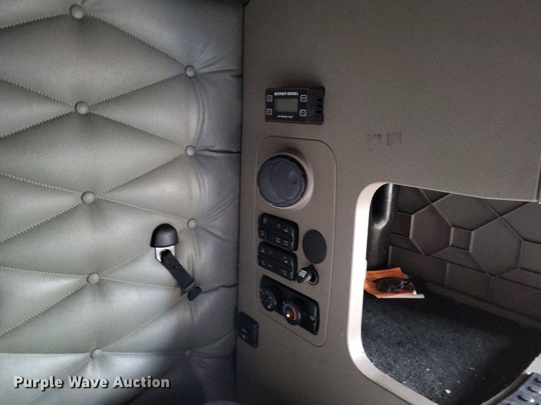 image for item MO9680 2015 Freightliner Cascadia 113  semi truck