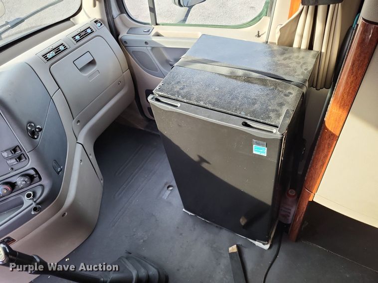 image for item MO9680 2015 Freightliner Cascadia 113  semi truck