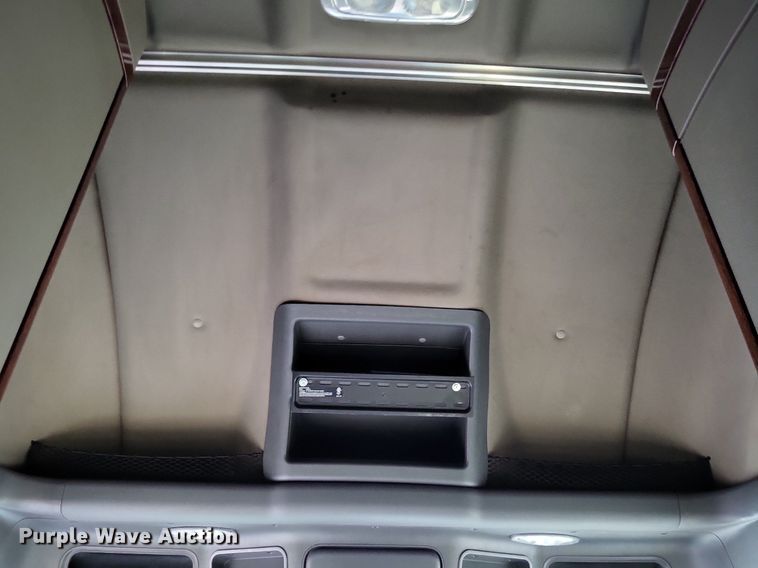 image for item MO9680 2015 Freightliner Cascadia 113  semi truck