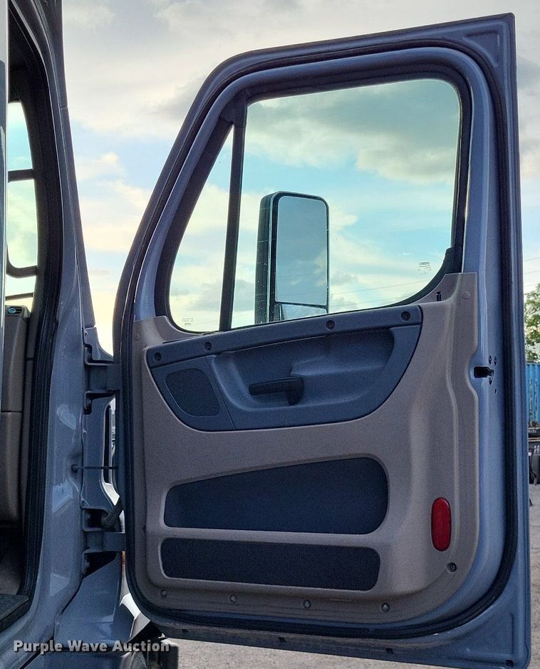 image for item MO9680 2015 Freightliner Cascadia 113  semi truck