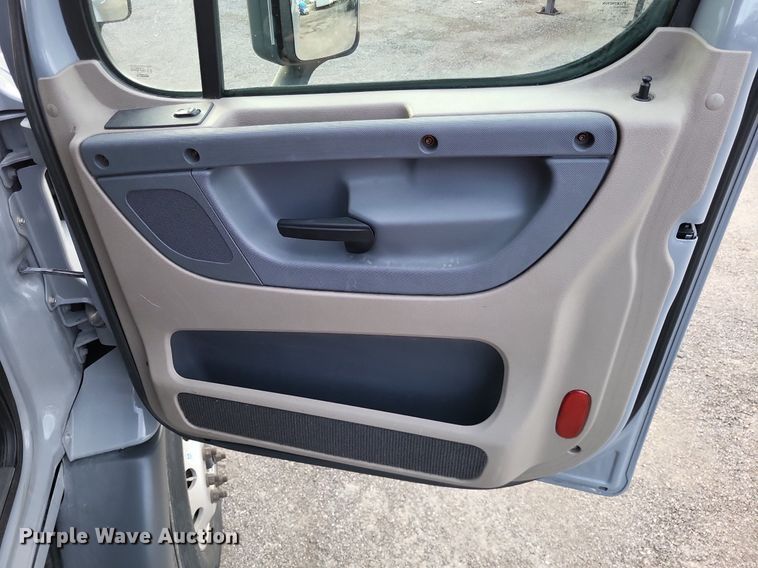 image for item MO9680 2015 Freightliner Cascadia 113  semi truck