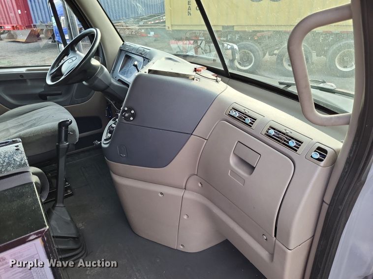 image for item MO9680 2015 Freightliner Cascadia 113  semi truck