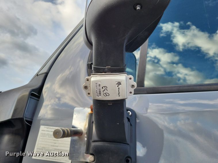 image for item MO9680 2015 Freightliner Cascadia 113  semi truck