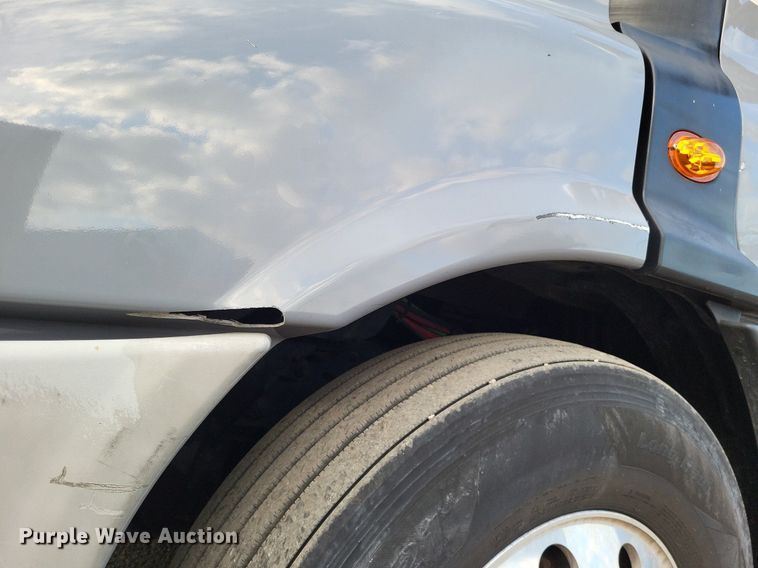 image for item MO9680 2015 Freightliner Cascadia 113  semi truck