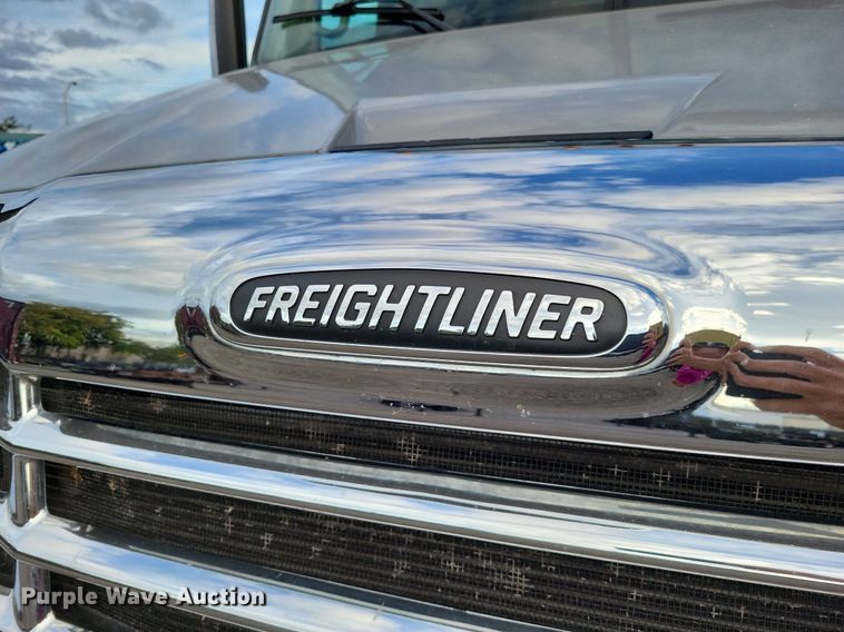 image for item MO9680 2015 Freightliner Cascadia 113  semi truck