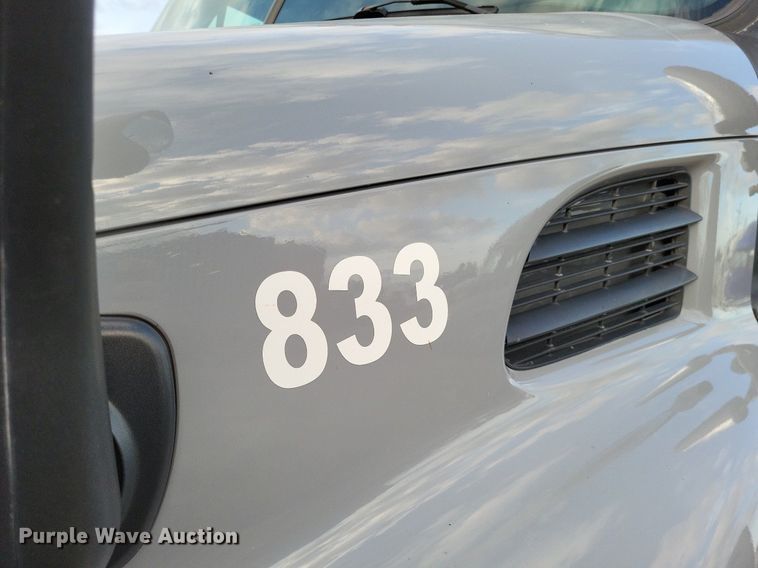 image for item MO9680 2015 Freightliner Cascadia 113  semi truck