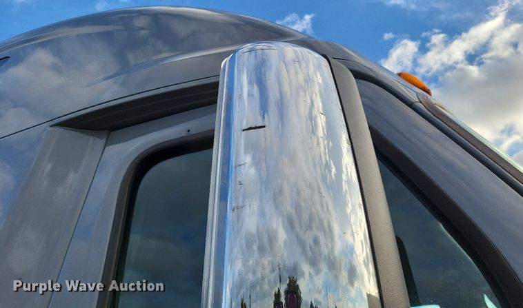 image for item MO9680 2015 Freightliner Cascadia 113  semi truck